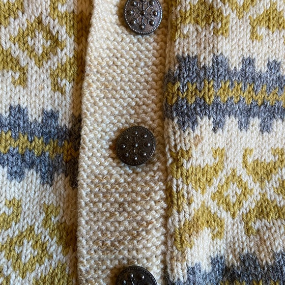 Cozy 1950s Winter wool cardigan sweater with beautiful snowflake buttons - Picture 4 of 5